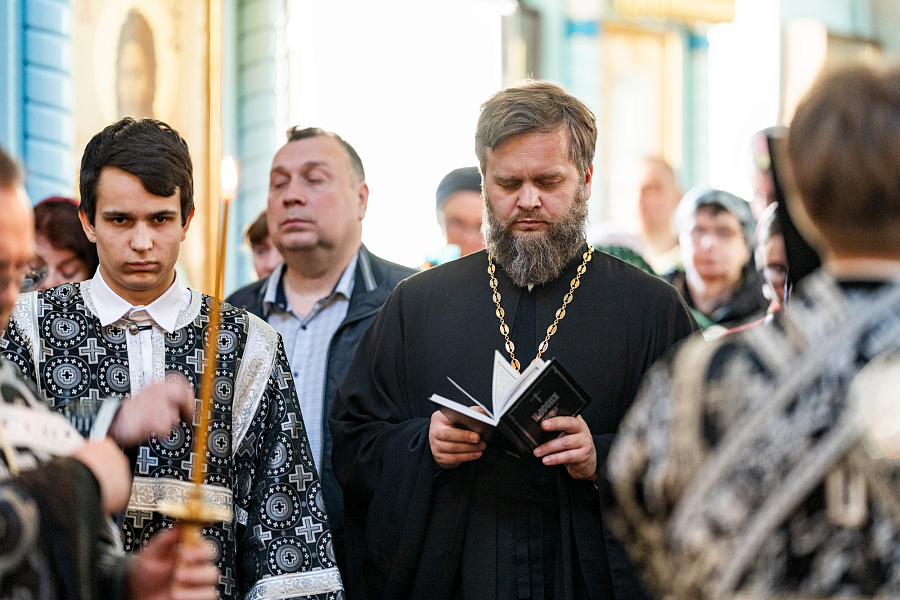 Вечерня с чтением акафиста Страстям Христовым во Владимирском храме посёлка Красково г.о. Люберцы